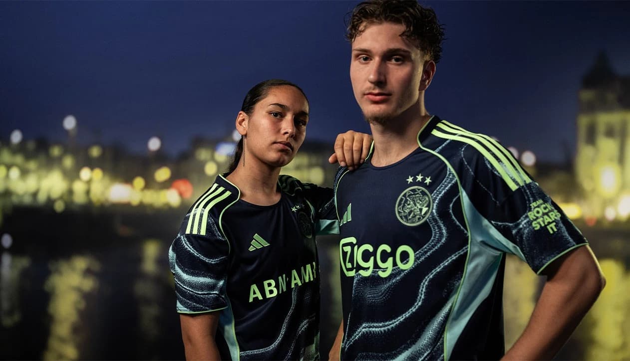Het nieuwe uitshirt van Ajax is nu te koop in de webshop!
